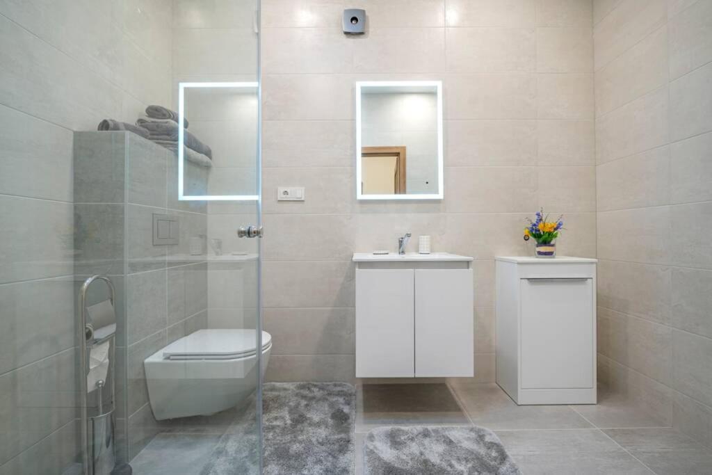 Homely Kreves Apartment By Polo Apartments Каунас Экстерьер фото